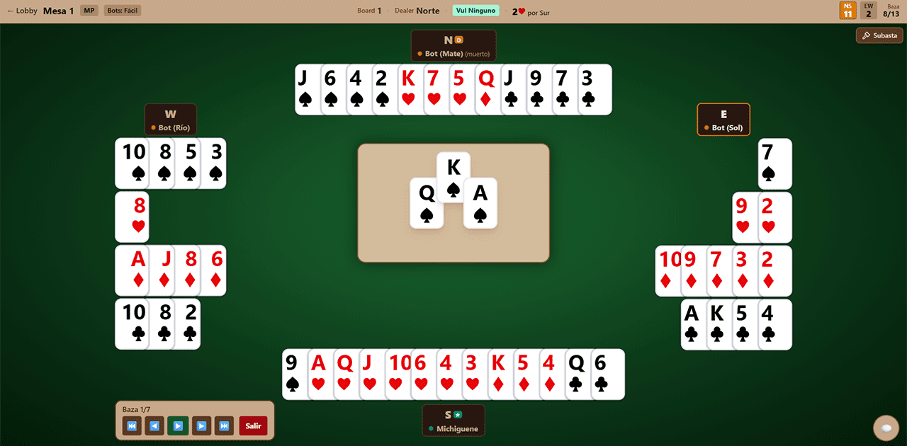 Baza de bridge con cartas K, Q y A de picas sobre la mesa